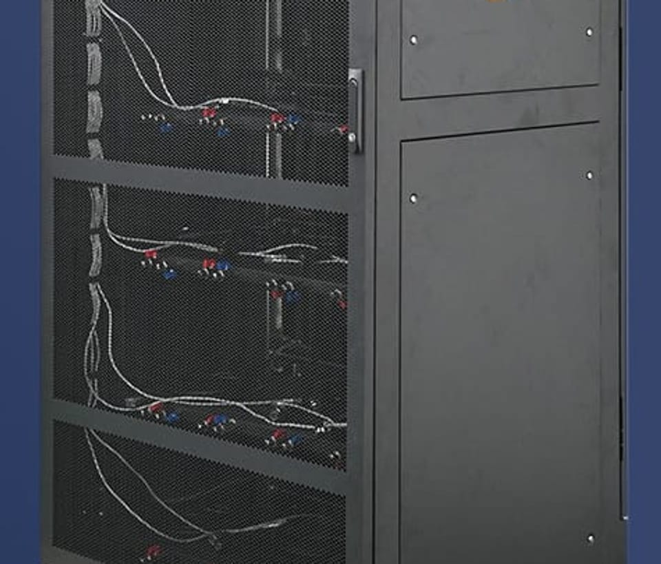 Hydro-cooled rack cabinet with coolant manifolds